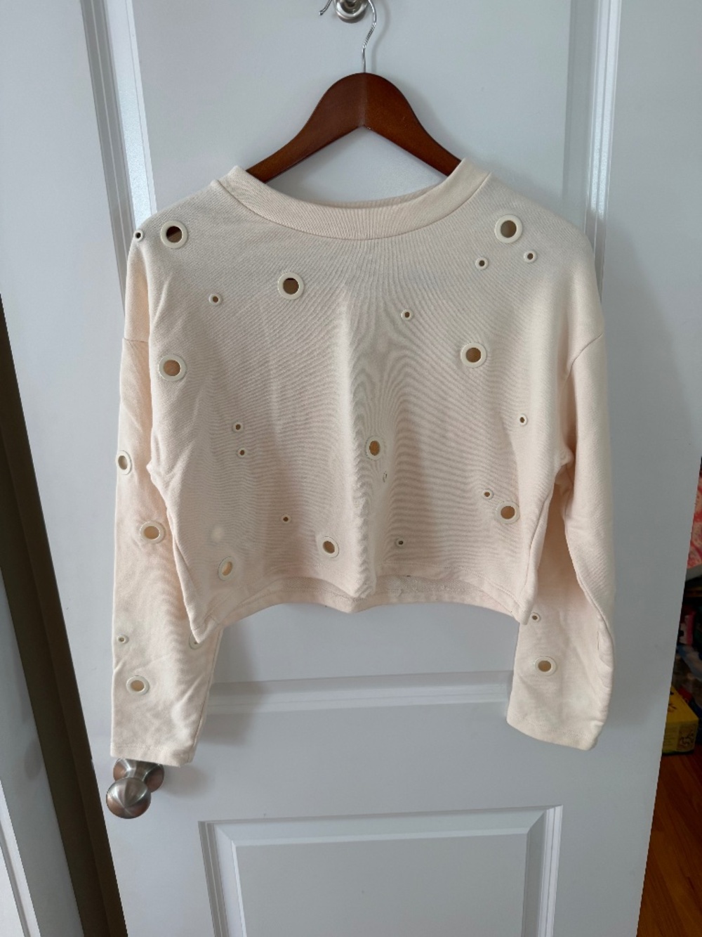 ALO Yoga Cropped Sweatshirt with Eyelet Details – Size S – Cream/Beige